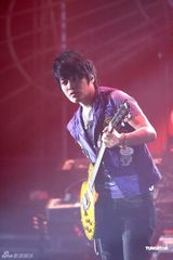 幻灯图：五月天再登红馆开唱 警匪造型high翻全场