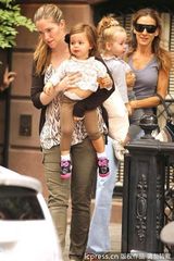 组图：杰西卡-帕克抱双胞胎出街 姐妹俩可爱萌人