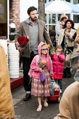 组图：本-阿弗莱克牵两女儿逛集市奶爸范儿十足