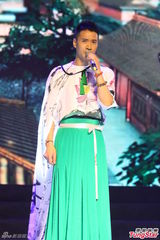 组图：何晟铭否认与于正不和 荷花裙装娘炮献唱