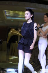 组图：《甄嬛传》“叶澜依”黑衣代言秀T台步