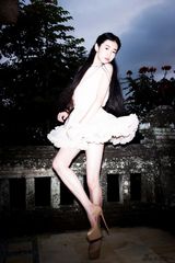 组图：张辛苑最新写真 彰显独特美感