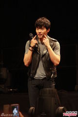 组图：韩星玄彬卖萌扮兔子 分享吻戏经验害羞