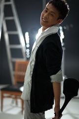 组图：张译儒雅写真展不同侧面 获封“治愈系”艺人