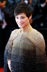 组图：《一无所有》首映 女星豪放秀美乳蛮腰