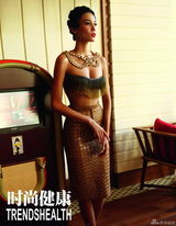 组图：张蓝心海滩比基尼写真 复古发型时尚性感