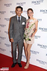 组图：张智霖修身西装展魅力 岑丽香秀香肩美腿