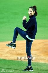 组图：孙艺珍亮相棒球比赛任开球嘉宾笑容迷人