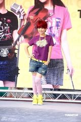 幻灯组图：S.H.E获赠手工金缕衣 加冕代言女王