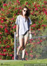 组图：斯图尔特大晒高尔夫球技 挥杆动作英气逼人