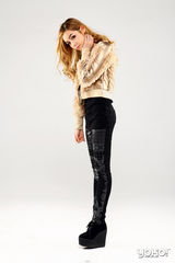 组图：陈怡潮流大片曝光 金色战衣气场十足