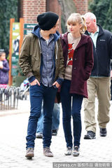 组图：泰勒与1D成员恋情浮水面 抱友人小孩显母爱