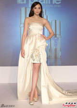 组图：吴佩慈亮相品牌代言礼裙别致优雅