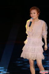 组图：林欣彤献唱金像奖 粉色纱裙可爱妩媚