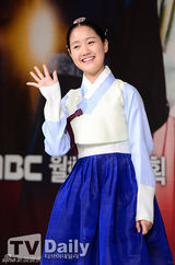 组图：《火之女神》发布 文根英着韩服端庄亮相