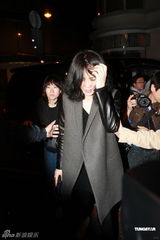 组图：王菲掩面现身铜锣湾为香港个唱庆功