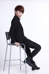 组图：天浩拍摄杂志宣传照 展现冬日型男气质