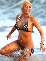 组图：花花公子女郎阿什丽海滩挺肉弹性感咸湿