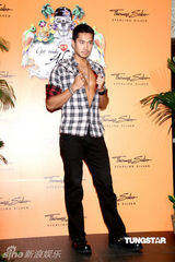 幻灯图：张惠妹男友现身珠宝发布会 称尚无结婚打算