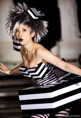 组图：黄奕《东成西就211》百变造型玩制服诱惑 