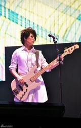 组图：苏打绿上海开唱 青峰模仿侧卧姐