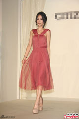 组图：Hebe红色裸背纱裙出镜 舞动裙摆明媚动人