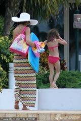 组图：阿汤嫂裸玉背绽放夏日风情 小苏瑞秀比基尼