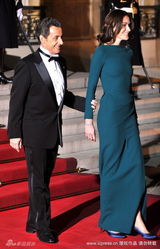 幻灯图：法总统夫人不穿胸衣会见俄总统惹争议