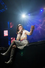 组图：叶倩文广州开唱热力四射 变身动感舞后