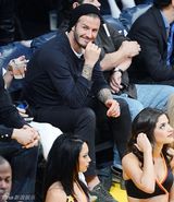 组图：贝克汉姆独观赛 欣赏辣妹热舞与美女合照