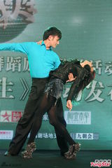 组图：张柏芝带伤热舞 撒贝宁遭调戏脸红