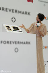 组图：张雨绮优雅出席活动 专人撑伞气场十足