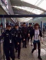 组图：金秀贤捞金粉丝挤爆机场 滞留旅客爆粗