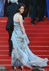 组图：意大利女星艾萨-阿吉图红毯不羁竖中指