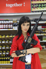 组图：《嘿-店》曝朱茵造型 夸张持枪有喜感