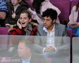 高清：艾玛-沃特森和好友看冰球 神情暧昧似约会