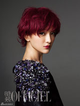 高清图：周迅红发登《时装》表情鬼马