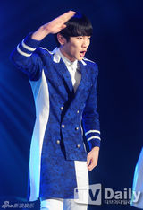 组图：韩星贤胜泫雅台上热吻互摸缠绵19禁