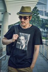 组图：张鲁一时尚街拍照 儒雅气质熟男魅力