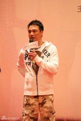 组图：吴镇宇董璇亮相《慢慢地陪着你走》发布