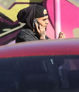 组图：蕾哈娜与男友兜风 卫衣翘臀似甜美小野猫