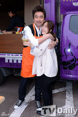 组图：柳承龙李真旭宣传《标靶》系围裙磨豆浆