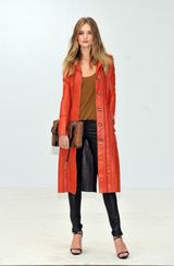 组图：罗茜-汉丁顿-惠特莉亮相伦敦 出席时装秀