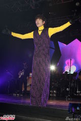 组图：萧敬腾开唱回归音乐本身 一套服装到底