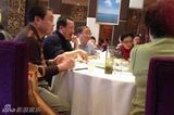 组图：网曝相声演员姜昆携妻子与友人聚餐