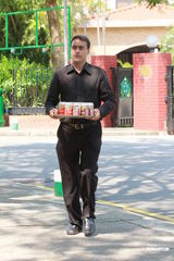 组图：张柏芝喜气红衣携两子参加弟弟婚礼