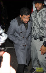 组图：蕾哈娜与男友约会 一路低头猛走面有不悦