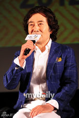 组图：朱智勋李哈妮出席新片《我是王》发布会