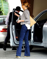 高清组图：惠特莉街拍LOOK灰色外套搭配牛仔裤