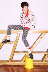 组图：夕又米街拍秀波点蝙蝠袖雪纺衫